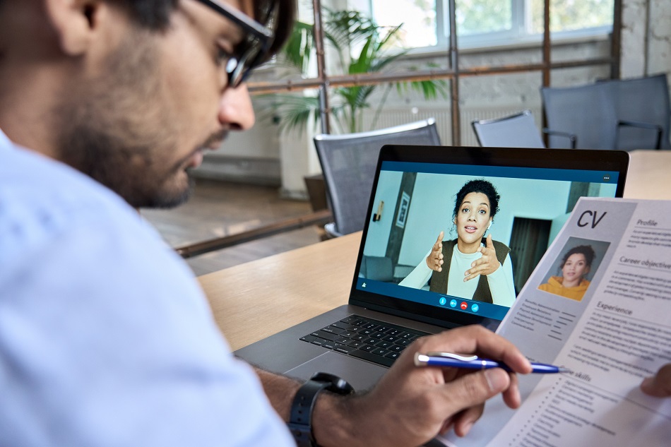 Recruiter discuss resume with candidate during virtual meeting